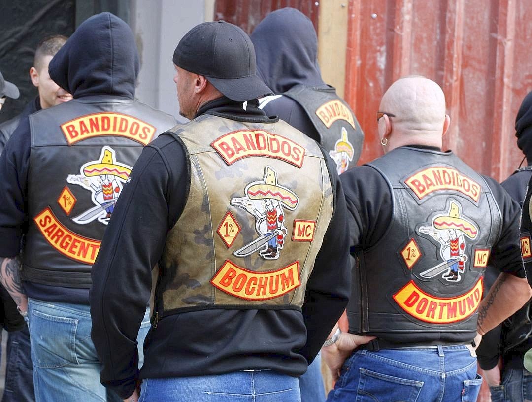 Am 25. März 2010 beginnt der Rocker-Prozess oder Bandidos-Prozess gegen den Schützen, Hells Angel Timur A.. Bandidos und Hells Angels aus ganz Deutschland reisen nach Duisburg, darunter Führungskräfte wie Frank Armin Hanebuth, der lange als mächtigster Höllenengel Deutschlands galt. Die Polizei trennt Bandidos und Hells Angels mit einem Großaufgebot - auch im Gerichtssaal.