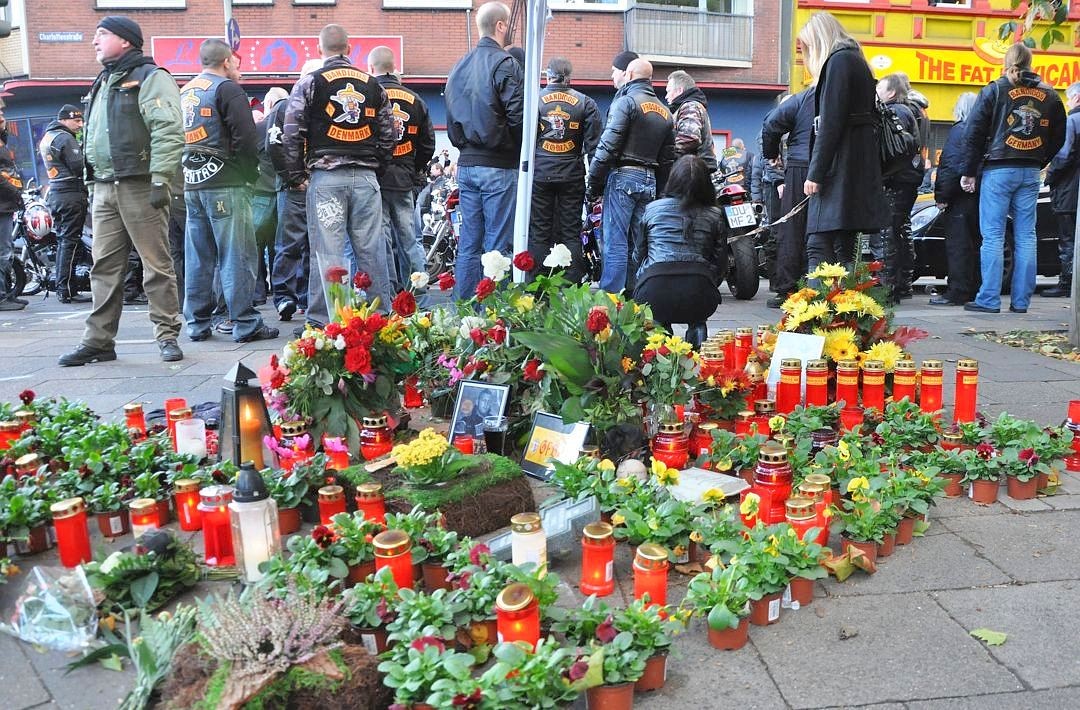 Am Tag der Beerdigung, am 17. Oktober 2009, versammeln sich hunderte Bandidos in Duisburg. Von dort aus führt ein Motorradkorso zu Eschlis Beerdigung in Gelsenkirchen-Buer.