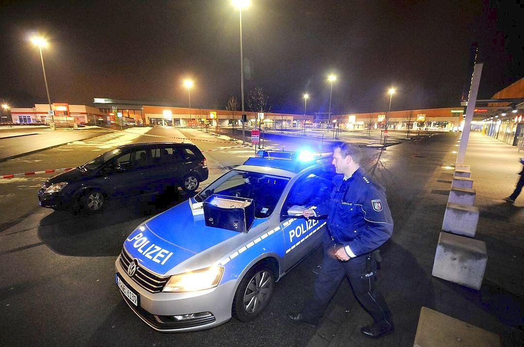 Sonntag, 24. Februar 2013. Die Befürchtungen der Behörden werden wahr: Auf dem Parkplatz bei Burger King in Oberhausen-Sterkrade feuern Unbekannte um 17.40 Uhr 13 Kugeln auf einen BMW ab, in dem ein Duisburger Hells Angel sitzt. Der 23-Jährige überlebt zwei Bauchschüsse.