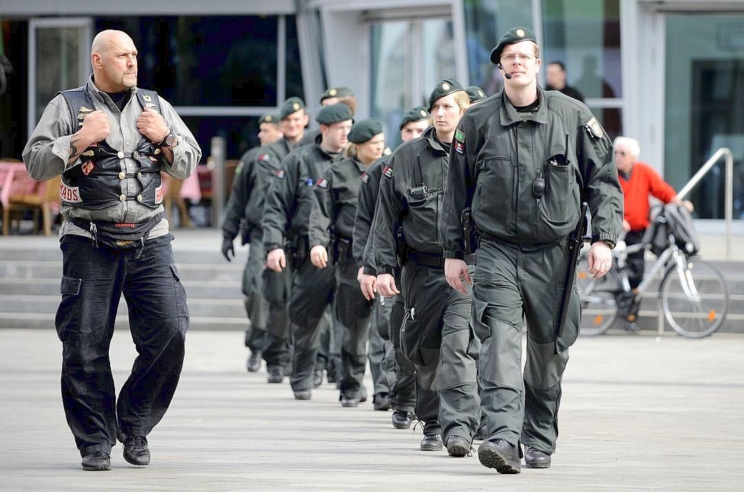 Am 25. März 2010 beginnt der Rocker-Prozess oder Bandidos-Prozess gegen den Schützen, Hells Angel Timur A.. Bandidos und Hells Angels aus ganz Deutschland reisen nach Duisburg, darunter Führungskräfte wie Frank Armin Hanebuth (links), der lange als mächtigster Höllenengel Deutschlands galt. Die Polizei trennt Bandidos und Hells Angels mit einem Großaufgebot - auch im Gerichtssaal.