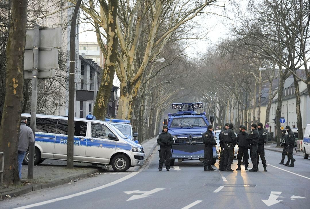 Als der MC Satudarah zum Clubabend bittet, sperrt die Polizei die komplette Friedrich-Ebert-Straße in Rheinhausen. Wer an den Absperrungen vorbei will, muss sich ausweisen. Viele Anwohner reagieren genervt auf die Kontrollen. Die Polizei setzt sogar einen Panzerwagen ein.