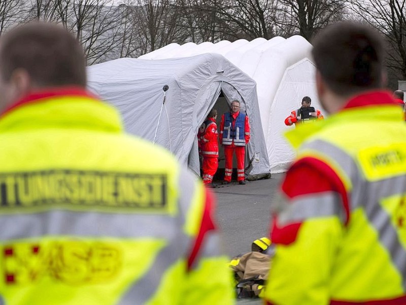 Auf dem Hof einer Spedition  in Lüdenscheid hat es in der Nacht auf Montag gebrannt. Nach den Löscharbeiten klagten Anwohner und Feuerwehrmänner über Beschwerden und mussten ärztlich behandelt werden.