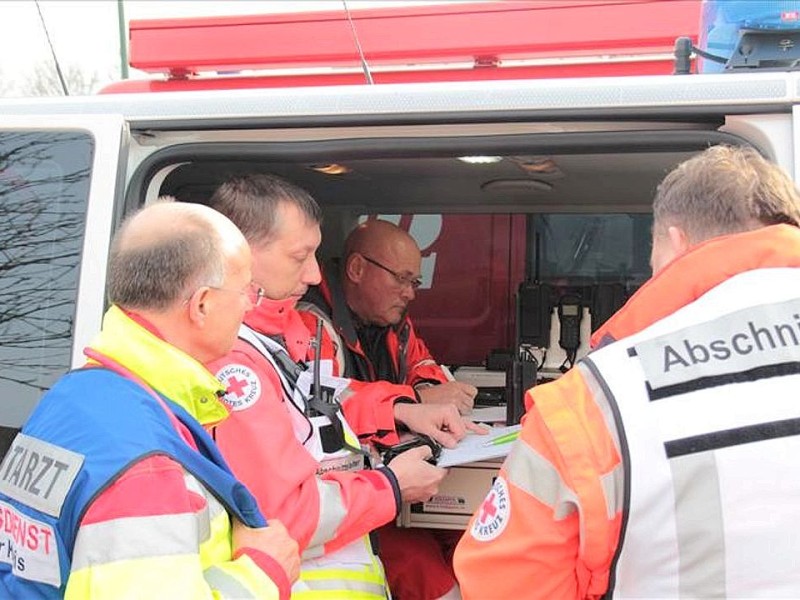 Auf dem Hof einer Spedition  in Lüdenscheid hat es in der Nacht auf Montag gebrannt. Nach den Löscharbeiten klagten Anwohner und Feuerwehrmänner über Beschwerden und mussten ärztlich behandelt werden.