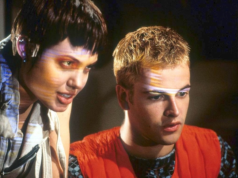 Bekanntheit erlangte sie unter anderem durch Filme wie „Hacker – Im Netz des FBI“ von 1995. Bei den Dreharbeiten lernte sie auch ihren ersten Ehemann Jonny Lee Miller (rechts) kennen.