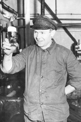 Qualitätskontrolle des Warsteiner Bieres.