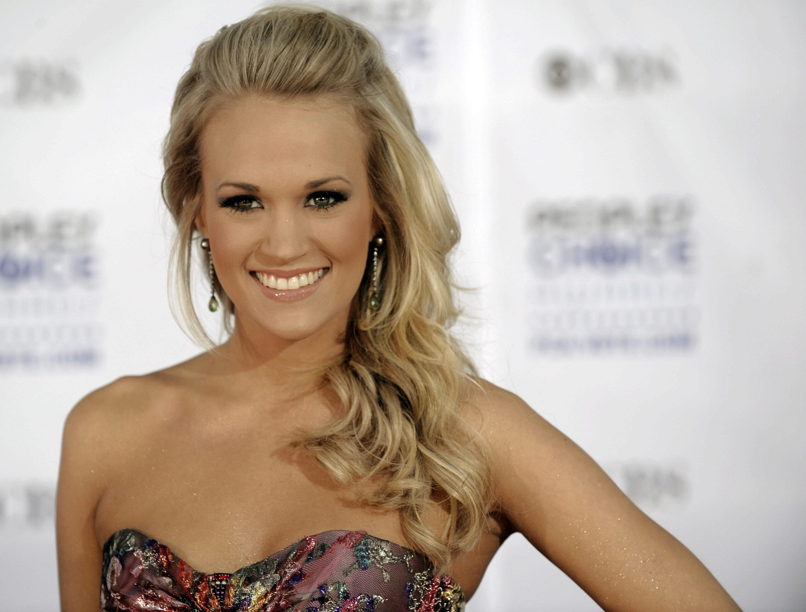 ...Carrie Underwood ist auf einer Farm aufgewachsen und sagt, sie habe sich irgendwann entschieden, den Kühen lieber was vorzusingen als sie zu essen. Sie bekam 2005 den Peta-Titel Sexiest Vegetarian. Schon 2003...