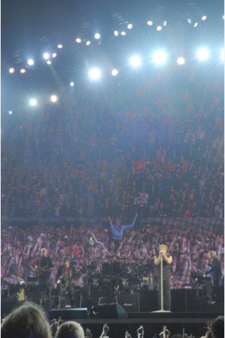 Jon Bon Jovi und Band in der Düsseldorfer Arena. Foto: Kai Kitschenberg/ WAZ FotoPool