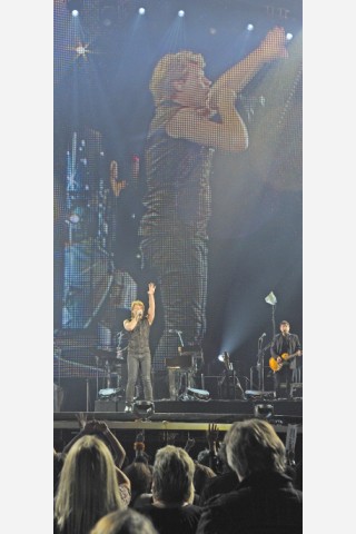 Jon Bon Jovi und Band in der Düsseldorfer Arena. Foto: Kai Kitschenberg/ WAZ FotoPool