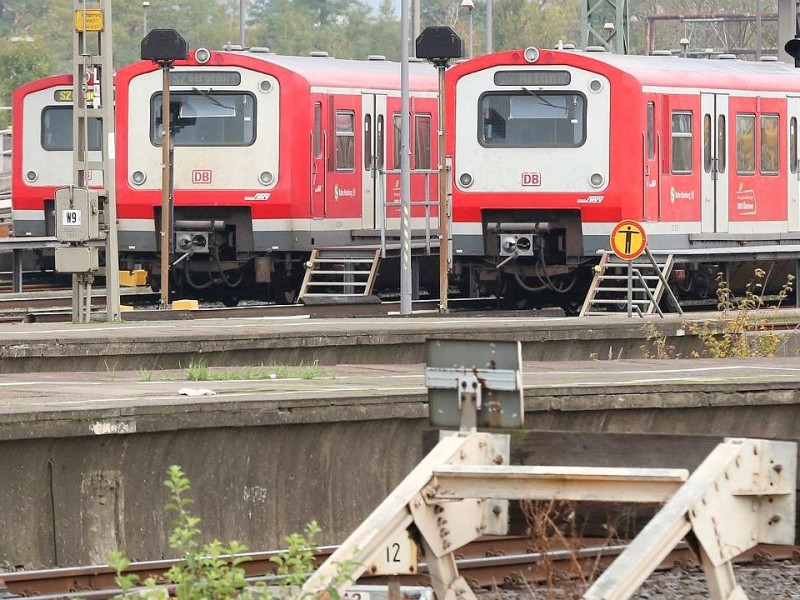 Bleiben stehen: S-Bahnzüge der Deutschen Bahn auf einem Abstellgleis am Bahnhof Hamburg-Altona.