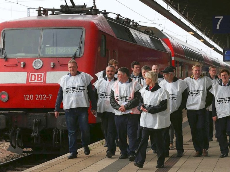 Mitglieder der Lokführergewerkschaft protestierten in Rostock.