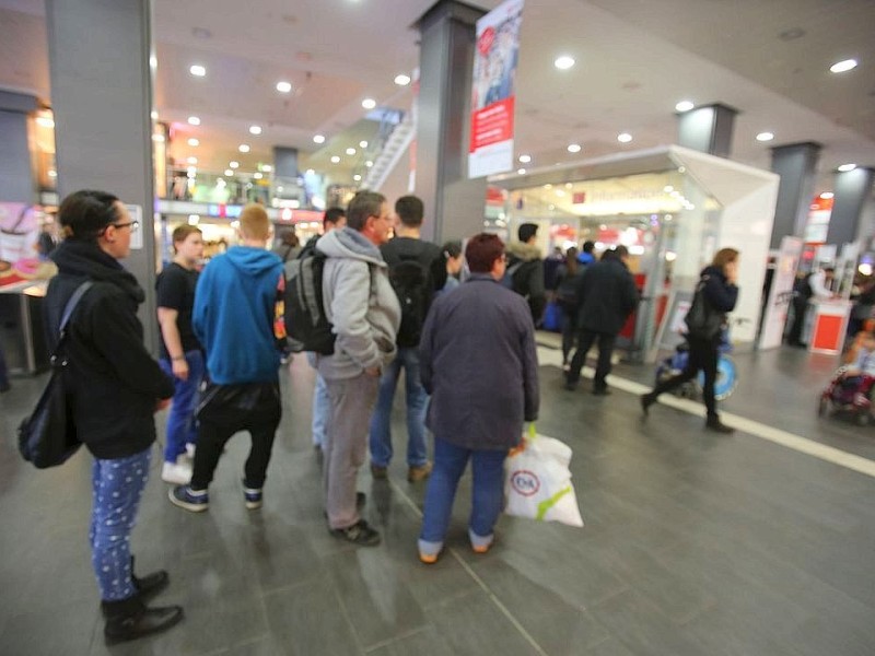 Warteschlangen am Infostand im Essener Hbf.