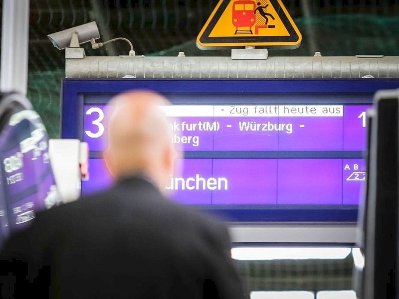 Auch am Hauptbahnhof in Duisburg fielen Mittwoch viele Züge aus.