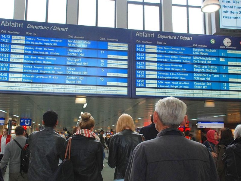 Schlange stehen am Hauptbahnhof in Düsseldorf.