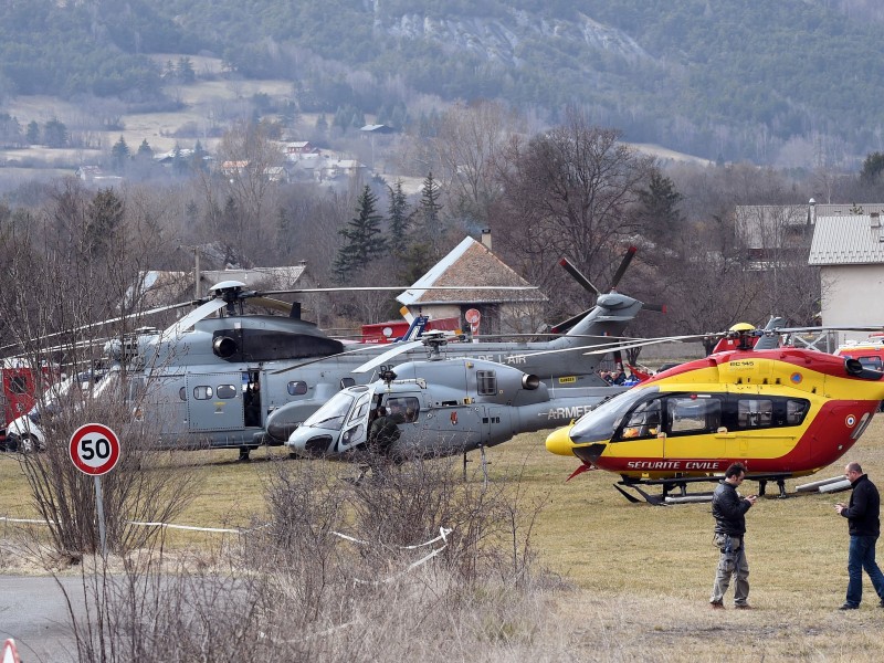 Hubschrauber der französischen Armee auf einem Feld im Ort Seyne, in der Nähe der Absturzstelle.