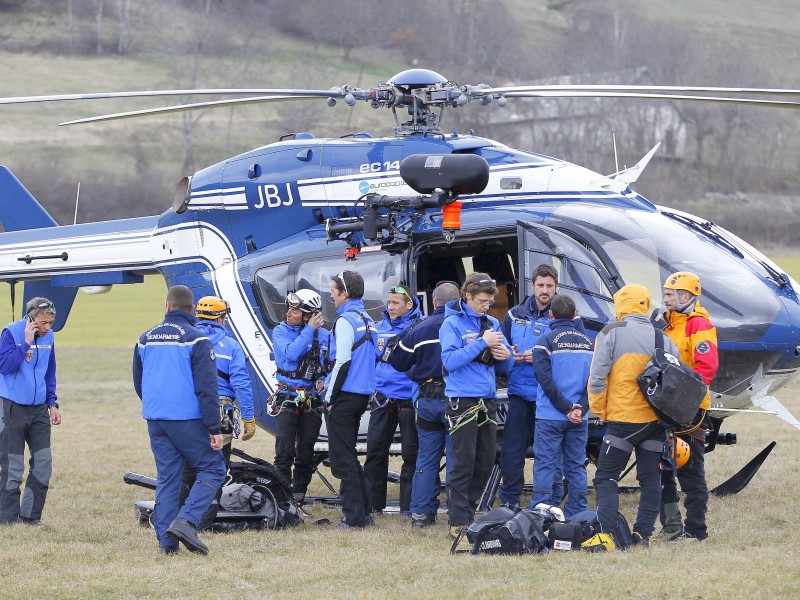 Beamte der französischen Gendarmerie in der Nähe der Unglücksstelle...