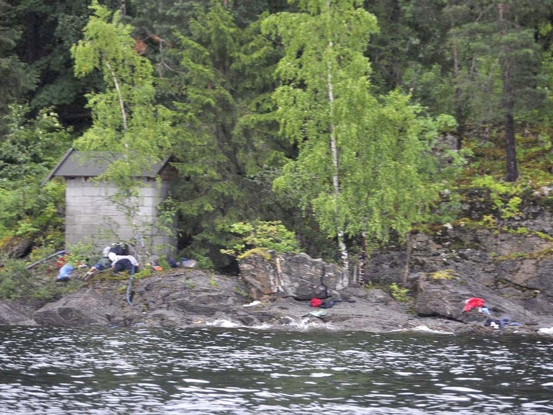 Die Beamten finden ein Blutbaad vor: 84 Jugendliche wurden erschossen. Hunderte versuchten übers Wasser zu fliehen ...