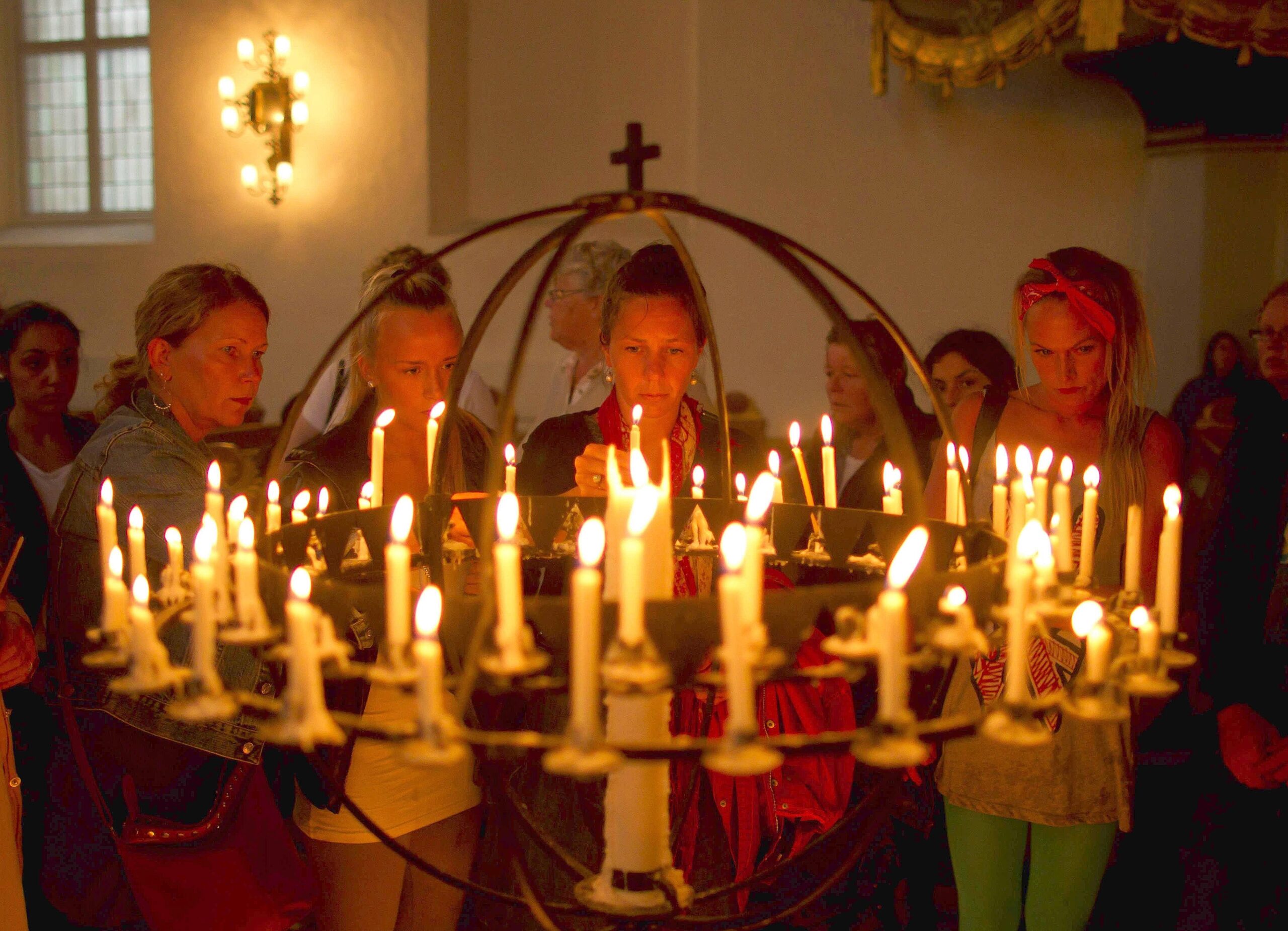 Menschen zünden in der Kathedrale in Oslo...