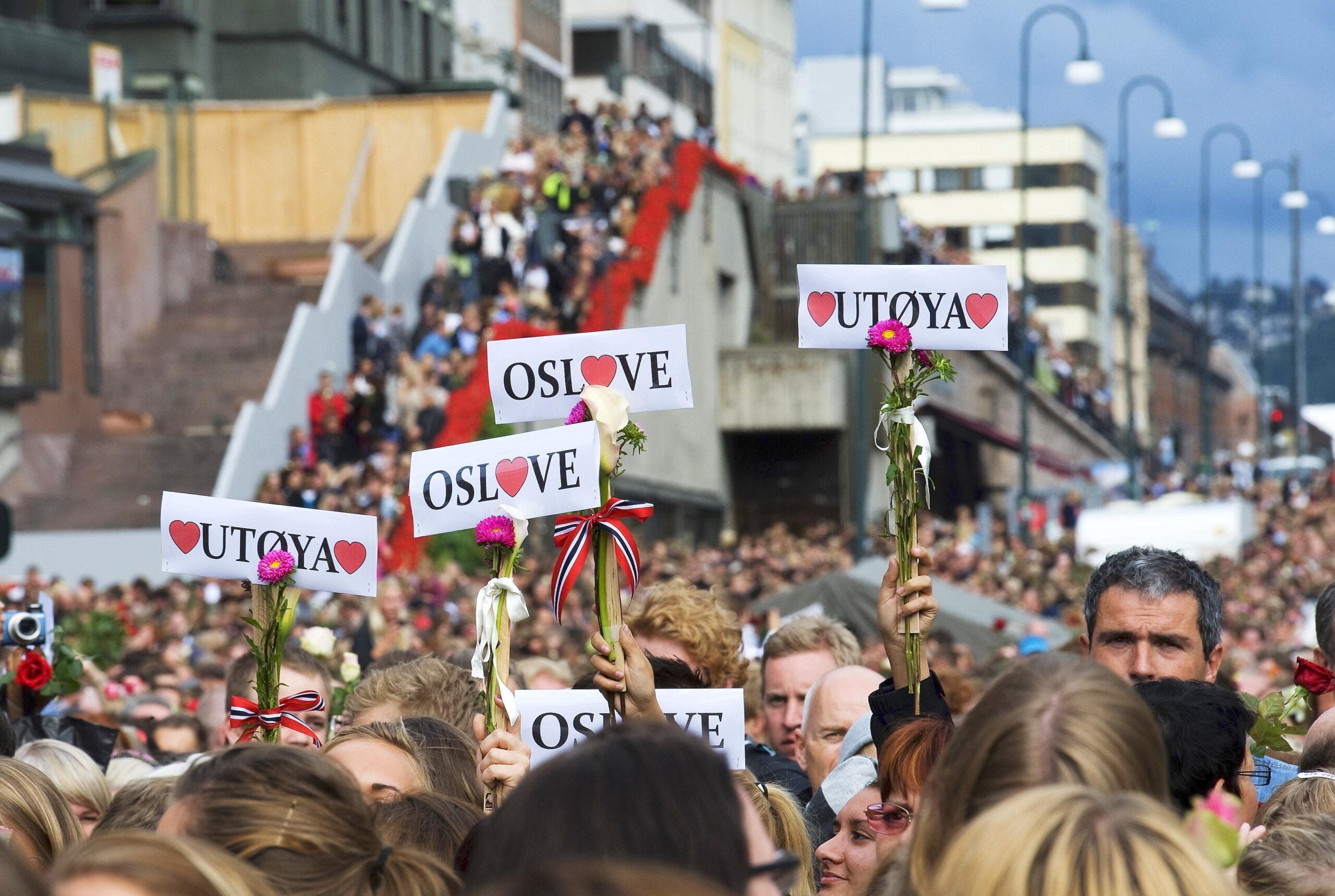 ... zu einem Trauermarsch. Die meisten trugen Rosen in den Händen. 76 Menschen wurden bei den grausamen Anschlägen getötet.