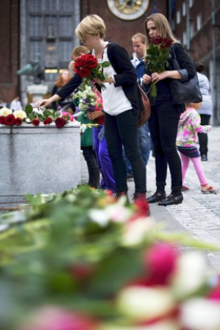 ... kommen Menschen vor das Gebäude, um Blumen abzulegen.