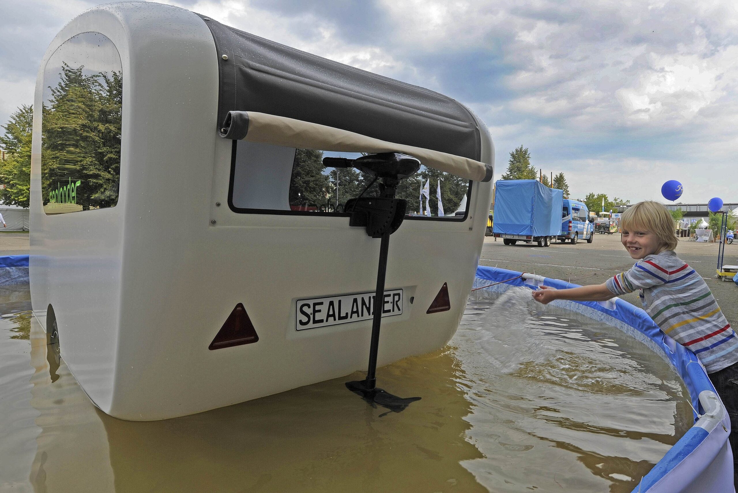 Für diesen Caravan war möglicherweise der Wunderkäfer Dudu Vorbild: Der Wohnwagen jedenfalls kann schwimmen.