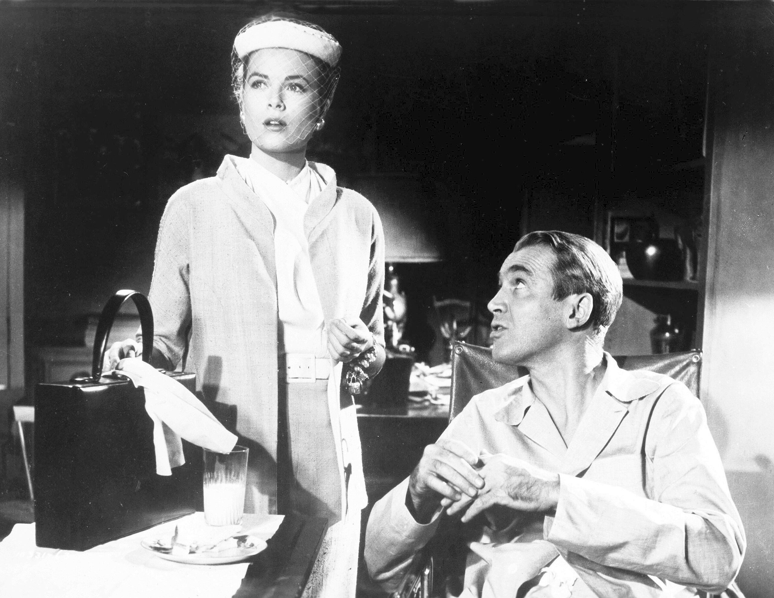 Charlottes Großmutter war Fürstin Gracia Patricia. Die berühmte Schauspielerin ist besser unter dem Namen Grace Kelly bekannt. Sie hat zahlreiche Filme mit großen Stars gedreht. Zum Beispiel Das Fenster zum Hof aus dem Jahr 1954 mit James Stewart.