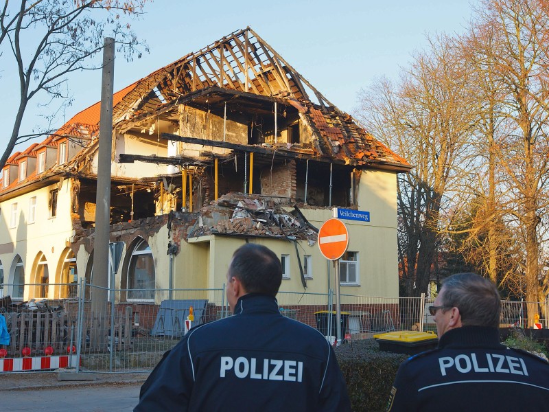 ... die Beamten die Beute aus mindestens zwei Banküberfällen und mehrere Waffen, darunter auch die Dienstwaffe der...