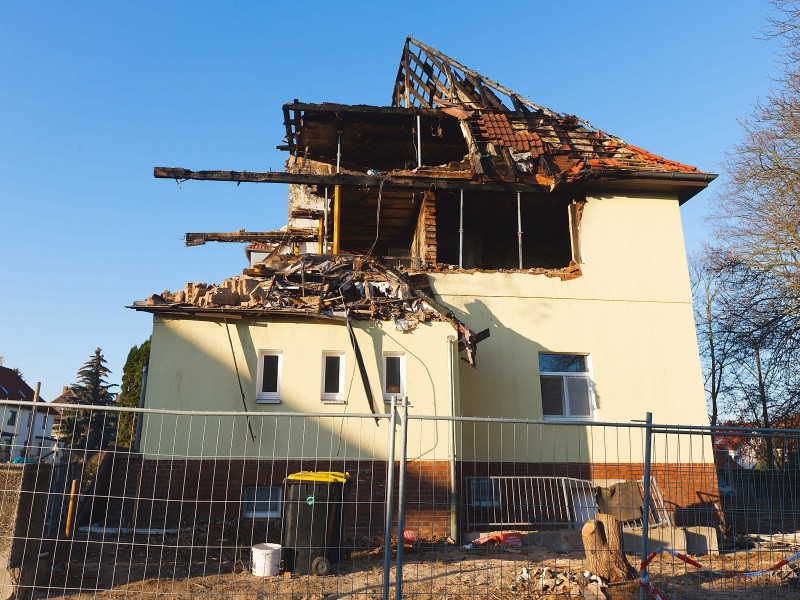 ... die toten mutmaßlichen Bankräuber offenbar zusammen mit der jungen Frau unter falschen Namen seit etwa drei bis vier Jahren gewohnt. Bei den Untersuchungen der Explosionstrümmer...