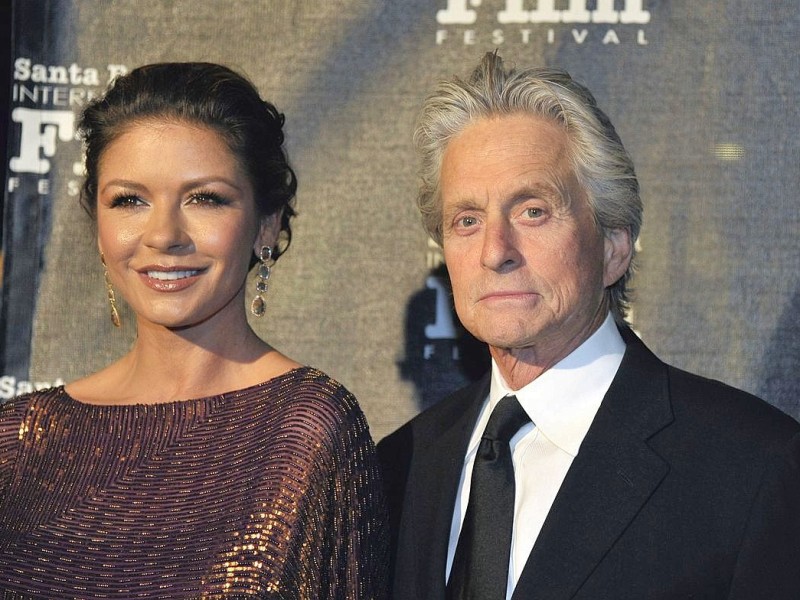 25 Jahre Altersunterschied:Auf den Tag genau 25 Jahre trennen diese beiden Prominenten, denn der amerikanische Schauspieler Michael Douglas und die seine schöne walisische Kollegin Catherine Zeta-Jones haben beide am 25. September Geburtstag.