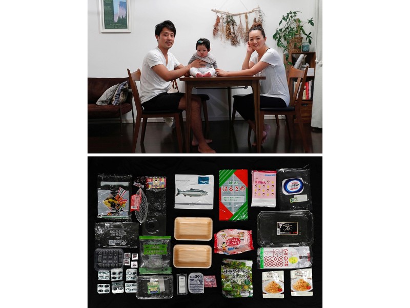 In der japanischen Stadt Yokohama lebt die Kleinfamilie von Eri Sato (r.), ihrem Mann Tasuya und Töchterchen Sara. Auch sie zeigen ihren Müll, den sie pro Woche produzieren. „Ich denke, es gibt kein Entkommen vor dem Plastikmüll. Ich sehe ihn auf Straßen, in den Bergen, unter Wasser. Er ist überall. Wir versuchen, unseren CO2-Fußabdruck so gut wie möglich zu reduzieren. Wir sind uns der Auswirkungen bewusst, die unsere Entscheidungen auf die Umwelt haben können. Wir versuchen den Verbrauch von Kunststoffen zu reduzieren. Diese Mentalität gilt sowohl für den täglichen Einkauf als auch für Kleidung und viele andere Produkte. Recycling ist für uns in der Regel die letzte Option. Unsere Zahnbürste besteht aus Bambus und wir verwenden wiederverwendbare Einkaufstaschen, wann immer wir können.“