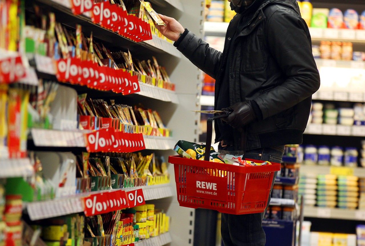 Bei Rewe, Aldi und vielen anderen Supermärkten gibt es satte Osterrabatte. (Symbolbild)