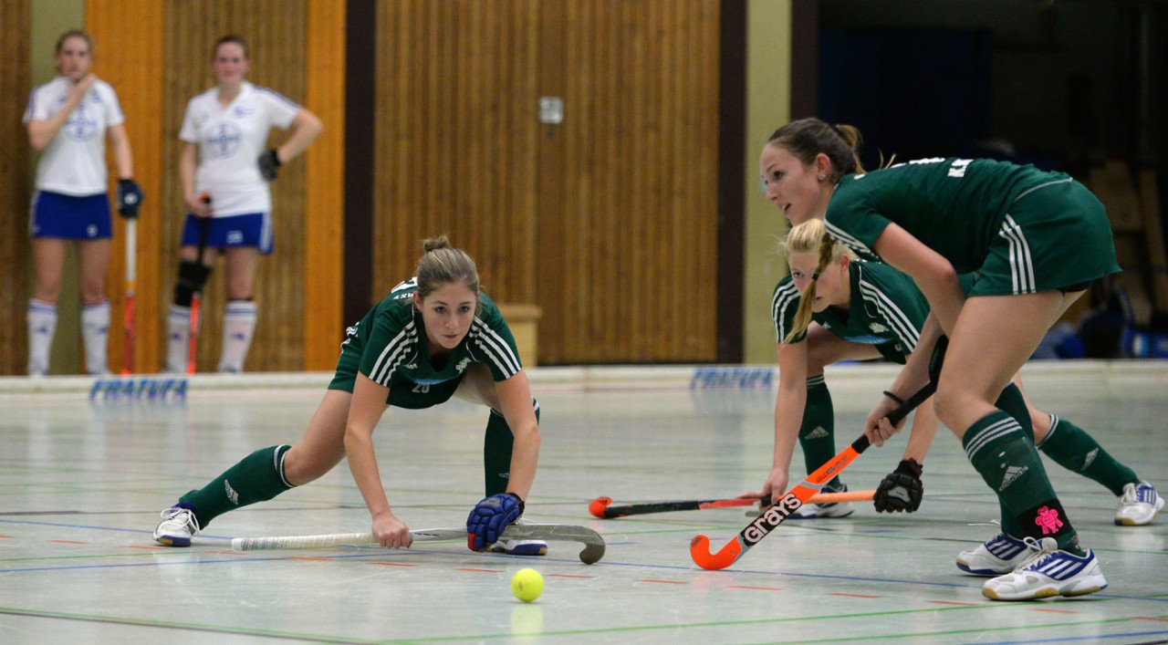 Katharina Windfeder in Aktion für die Hallenhockey-Bundesliga-Damen des HTC Uhlenhorst. (Foto: Oliver Müller)