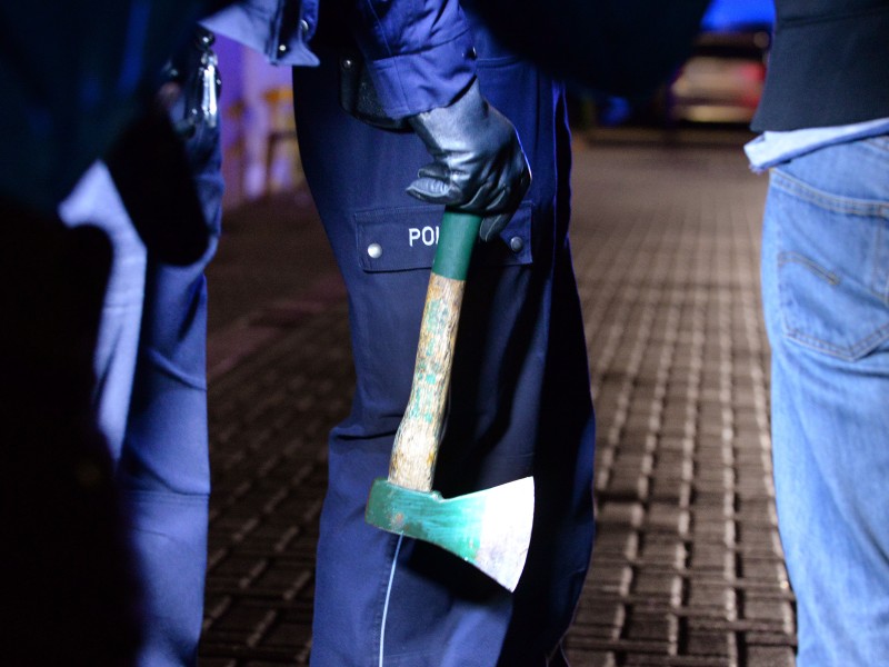 In Duisburg-Marxloh ist am Sonntagabend ein 14-Jähriger angegriffen worden. Später starb er im Krankenhaus. In der Nähe des Tatorts fand die Polizei auch eine Axt.

Foto: Stephan Eickershoff / FUNKE Foto Services