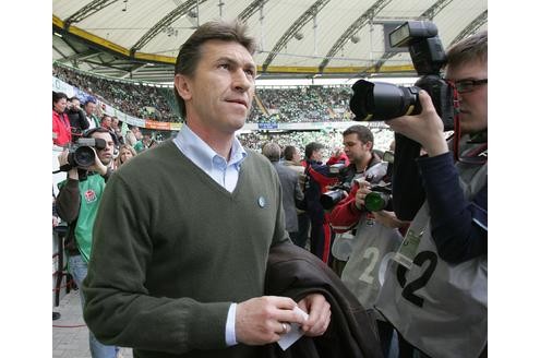 Er stellte sich selbst vier Fragen, die er dann knapp beantwortete („Wie ist die Stimmung in der Mannschaft? Die Mannschaft hat hervorragend gearbeitet!)“ und verließ das Podium. Nach exakt 42 Sekunden. 