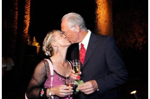 Des Kaisers neue Partnerin Heidi Burmester schenkt ihrem Franz zum 60. Geburtstag am 11. September 2005 in Marrakesch eine rote Rose.