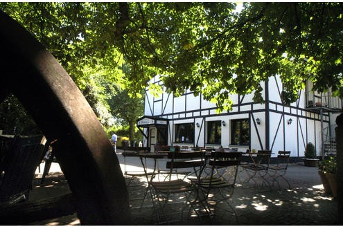 Lippens zieht es zwar immer noch auf den Platz - Verwirklichung findet er aber auch in seinem Restaurant Mitten im Pott in Bottrop. Foto: Birgit Schweizer