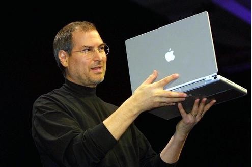 Seine Liebe zu Computern erwachte früh. In seiner Jugend war er Computerspiele-Entwickler bei Atari, bis ihn sein Freund Steve Wozniak auf die Apple-Bahn brachte. Zusammen in einer Garage entwickelten sie den Apple I. Um ihn zu verkaufen, gründeten die beiden die Firma Apple.