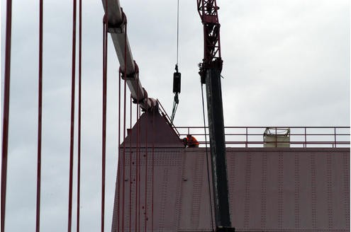 Abbau Brückenseilbesichtigungsgerät Rheinbrücke Emmerich - Kleve Die Aufhängung wurde von der hinteren Pylone auf Klever Seite zur Emmericher Seite befördert. Der Verkehr wurde mit einer manuell gesteuerten Ampel geregelt. Emmerich 18.7.2007 Foto . Dirk Schuster