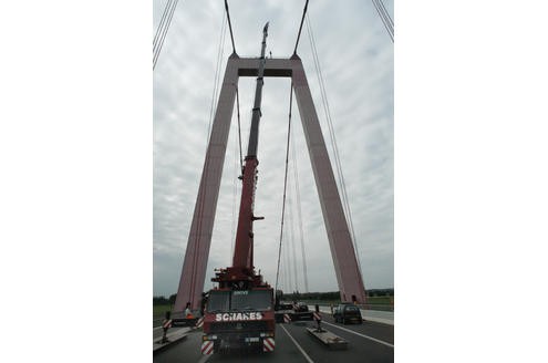 Abbau Brückenseilbesichtigungsgerät Rheinbrücke Emmerich - Kleve Die Aufhängung wurde von der hinteren Pylone auf Klever Seite zur Emmericher Seite befördert. Der Verkehr wurde mit einer manuell gesteuerten Ampel geregelt. Emmerich 18.7.2007 Foto . Dirk Schuster