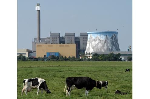 Der Schnelle Brüter in Kalkar. Schon vor der geplanten Inbetriebnahme kam es 1984 zu einem Brand des Kühlmittels Natrium, ein Element, das sich bei Kontakt mit Wasser entzündet. 
Heute ist der Reaktor in Kalkar ein Vergnügungspark... 
Foto: Kurt Michelis