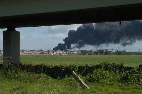 Großbrand Alter Güterbahnhof/Lagerhalle, Blick von der Emmericher Rheinbrücke 4.9.2007 Foto: Dirk Schuster