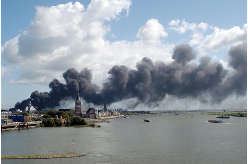 Großbrand Alter Güterbahnhof/Lagerhalle, Blick von der Emmericher Rheinbrücke 4.9.2007 Foto: Dirk Schuster