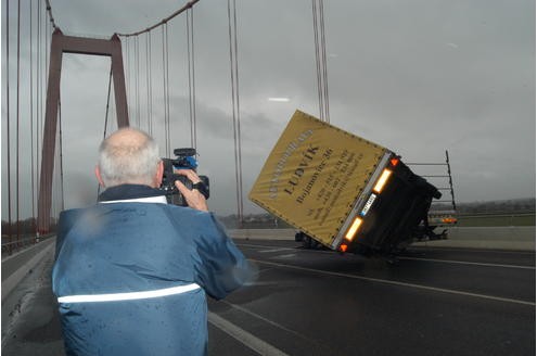 Orkan Kirsten führte zu Brückensperrungen in Emmerich und Rees Rheinbrücke Emmerich - Kleve nach Unfall stundenlang gesperrt. Emmerich 12.3.2008 Foto Dirk Schuster