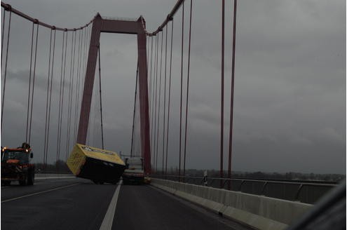 Orkan Kirsten führte zu Brückensperrungen in Emmerich und Rees Rheinbrücke Emmerich - Kleve nach Unfall stundenlang gesperrt. Emmerich 12.3.2008 Foto Dirk Schuster