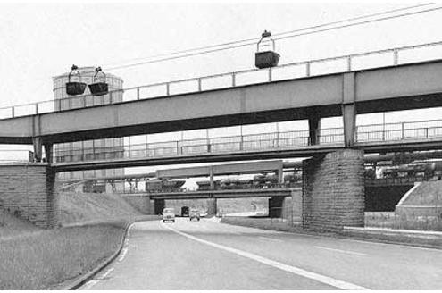 Brückenbauten im Bereich der Zeche „Carolinenglück I“ in Bochum; im Vordergrund Überführung eines Gehweges mit darüberliegender Seilbahnschutzbrücke.