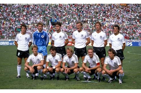 Das deutsche Team bei der WM: Lothar Matthäus (hintere Reihe, ganz links) mit (hinten, v.l.) Toni Schumacher, Thomas Berthold, Hans-Peter Briegel, Ditmar Jakobs, Felix Magath sowie (vorn, v.l.); Karl-Heinz Förster, Klaus Allofs, Andreas Brehme, Karl-Heinz Rummenigge und Norbert Eder.