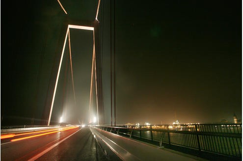 Probebeleuchtung Brücke Rheinbrücke Beleuchtung über dem Rhein bei Emmerich beim Feuerwerk Höhenfeuerwerk auf dem Rhein vor der Rheinpromenade Stadtfest Emmerich Jubiläum Stadtjubiläum 775 Jahre Freitag / Samstag 30./31. Mai 2008 Foto: Johannes Kruck