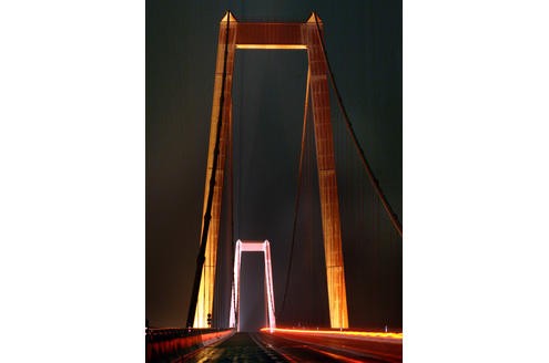 Probebeleuchtung Brücke Rheinbrücke Beleuchtung über dem Rhein bei Emmerich beim Feuerwerk Höhenfeuerwerk auf dem Rhein vor der Rheinpromenade Stadtfest Emmerich Jubiläum Stadtjubiläum 775 Jahre Freitag / Samstag 30./31. Mai 2008 Foto: Johannes Kruck