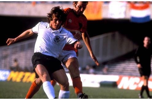 ... und während der Europameisterschaft 1980 gegen Willy van de Kerkhof (Niederlande).