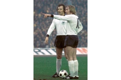 Immer wieder Beckenbauer und Netzer in der Nationalmannschaft zusammen. Netzers Fingerzeig: Da muss er hin, Franz.