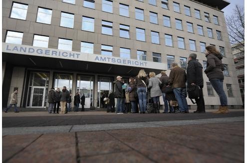 Zahlreiche Journalisten und Besucher standen Schlange,... (Foto:ddp)